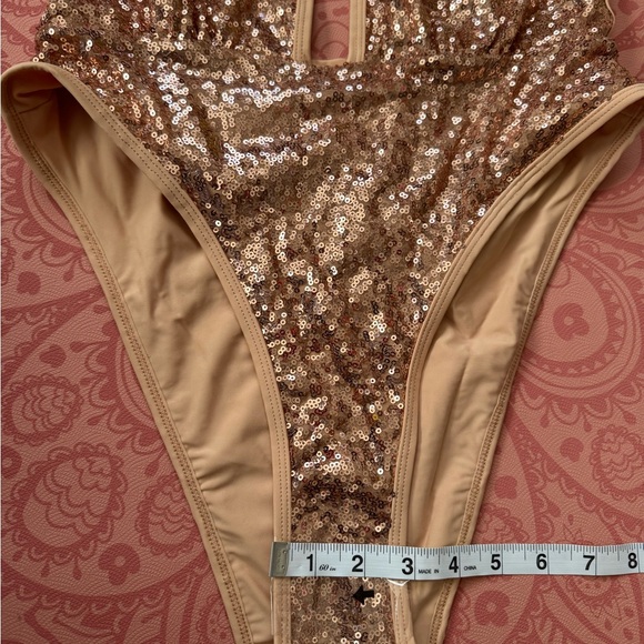 🤩🤩NWT FASHION NOVA ROSE GOLD SEQUIN ONE PIECE OPEN BACK SWIMSUIT/BODYSUIT🤩🤩 - Picture 6 of 7
